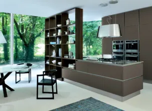 Cucina Moderna con isola Ri-flex 06 in vetro laccato Marrone Oliva di Veneta Cucine