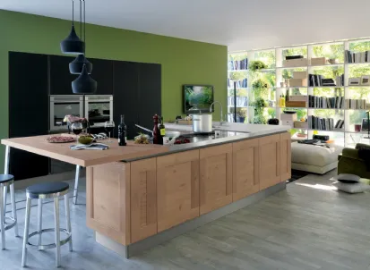 Cucina Moderna Ri flex angolare in Rovere vecchio e vetro laccato Nero opaco di Veneta Cucine