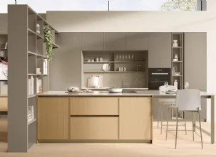 Cucina Moderna in vetro mopaco Alabastro con penisola in Rovere Sakura 02 di Veneta Cucine