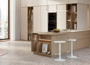 Cucina Moderna con penisola Sakura 19 in Frassino laccato Marrone e Crema di Veneta Cucine