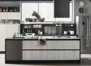 Cucina Moderna Start Time J 09 con isola in Play Rovere chiaro, Smart Antracite e Colorboard Graffiato chiaro di Veneta Cucine