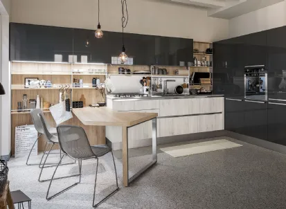 Cucina Moderna Start Time con penisola in finitura Play Rovere chiaro e medio e Grigio Atlantico lucido di Veneta Cucine