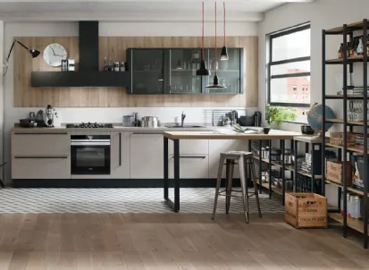Cucina Moderna Start Time lineare in finitura Graffiato scuro e Play Rovere scuro con pensili in vetro brunito di Veneta Cucine