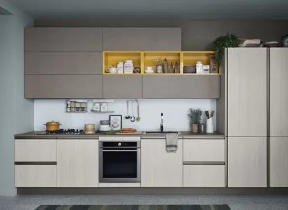 Cucina Moderna lineare Start Time Presa in finitura Graffiato scuro e Play Rovere chiaro di Veneta Cucine