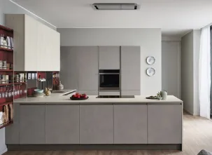 Cucina Moderna Start Time Presa 07 con penisola in finitura Graffiato scuro e Play Rovere chiaro di Veneta Cucine