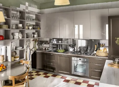 Cucina Moderna Tablet lineare in finitura Rovere Marrone e laccato lucido Marron Mocaccino di Veneta Cucine