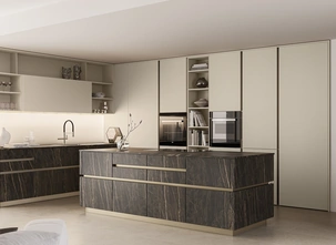 Cucina Moderna con isola Iconica 04 in laccato e ceramica di Veneta Cucine