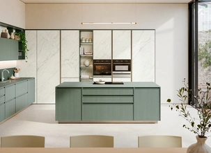 Cucina Moderna con isola Sakura 01 in frassino laccato di Veneta Cucine