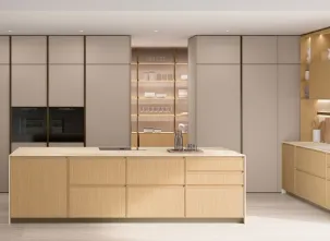 Cucina Moderna con isola Sakura 02 in Rovere e laccato Alabastro di Veneta Cucine