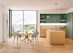 Cucina Moderna con isola Sakura 03 in Rovere Ikebana e laccato Verde Minerva di Veneta Cucine