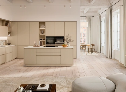 Cucina Moderna con isola Sakura 04 in Frassino laccato Beige di Veneta Cucine