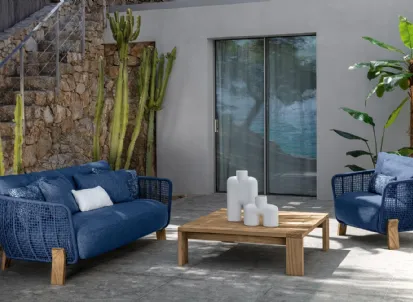 Divano in tessuto con schienale e braccioli realizzati con un intreccio di corde sintetiche con piedini in legno curvati Argo Wood Love Seat di Talenti