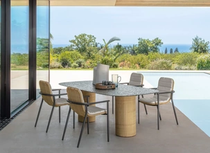 Tavolo in vetro e sedie in midollino Bond di Talenti