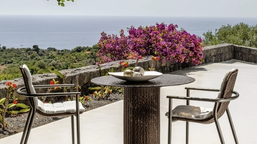 Tavolo in vetro e sedie in midollino Bond di Talenti