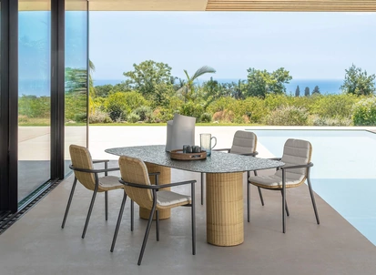 Tavolo in vetro e sedie in midollino Bond di Talenti