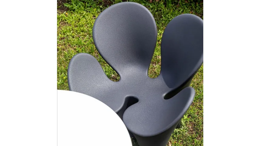 Poltroncina monoblocco in polietilene Clover di Driade