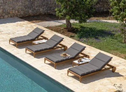 Lettino in tessuto color grafite e struttura in teak Cruise di Talenti
