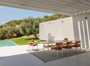 Tavolo in gres e Sedie in legno e tessuto Flow di Talenti