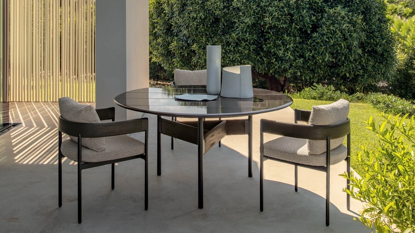 Tavolo in gres e Sedie in legno e tessuto Flow di Talenti