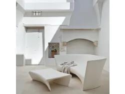 Divano e tavolino Grand Plie in polietilene di colore bianco di Driade