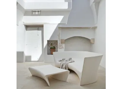 Divano e tavolino Grand Plie in polietilene di colore bianco di Driade