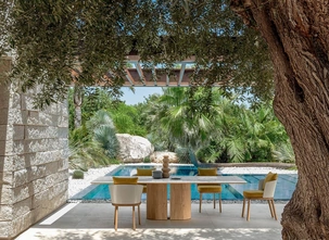 Tavolo in marmo e legno e Sedie in poliuretano e legno Itaca di Talenti