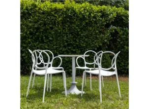 Tavolino da giardino con piano in San con finitura realizzata tramite rasatura a mano con spatola di un composto a base di argilla colorata Lord YI di Driade