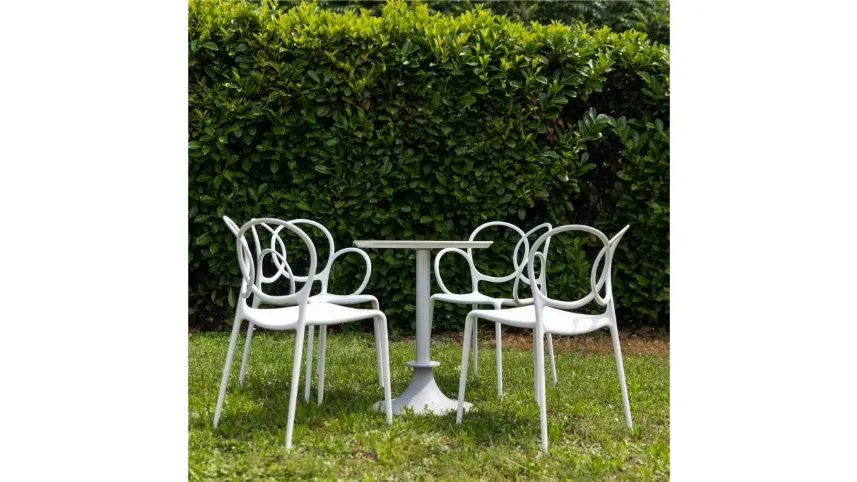 Tavolino da giardino con piano in San con finitura realizzata tramite rasatura a mano con spatola di un composto a base di argilla colorata Lord YI di Driade