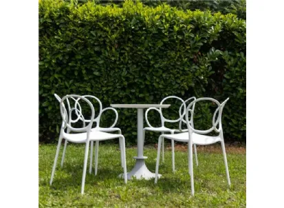 Tavolino da giardino con piano in San con finitura realizzata tramite rasatura a mano con spatola di un composto a base di argilla colorata Lord YI di Driade
