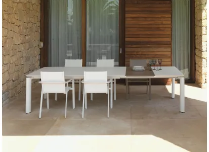 Tavolo in alluminio con top allungabile in gres e Sedie impilabili in alluminio e tessuto impermeabile Milo di Talenti