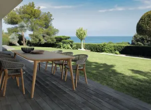 Tavolo in legno di teak e top in hpl con Sedie in teak e alluminio rivestito in corda Moon di Talenti