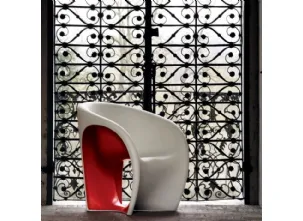Poltroncina monoblocco bianca e rossa MT1 in polietilene di Driade