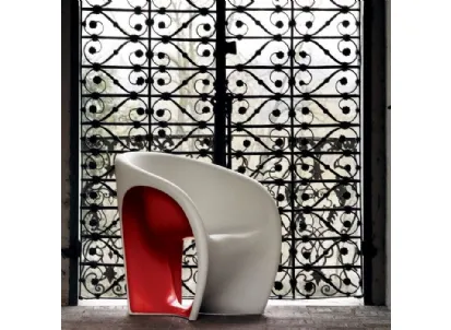 Poltroncina monoblocco bianca e rossa MT1 in polietilene di Driade