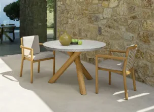 Tavolo in graniglia e legno con Sedie in legno e tessuto Prichi di Talenti