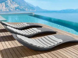 Lettino di design in materiale plastico dalle linee pulite e arrotondate Reef di Talenti