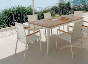 Sedia Timber impilabile con braccioli decorati da inserti in teak su alluminio bianco di Talenti