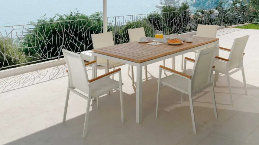 Sedia Timber impilabile con braccioli decorati da inserti in teak su alluminio bianco di Talenti