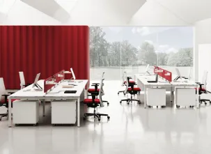 Ufficio open space con scrivanie e cassettiere in melaminico, pannelli divisori rossi, 5th Element di Las Mobili